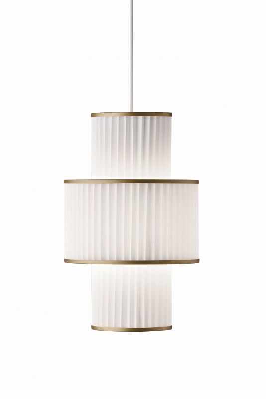 Plivello Pendelleuchte von Le Klint: Dreistufige, weiße Hängelampe mit plissiertem Schirm und goldenen Akzenten.